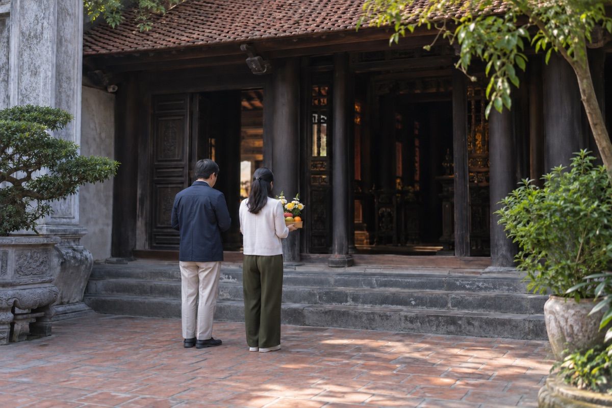 Khách tham quan dừng lại trang nghiêm trước cửa một ngôi đền truyền thống