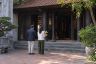 Khách tham quan dừng lại trang nghiêm trước cửa một ngôi đền truyền thống