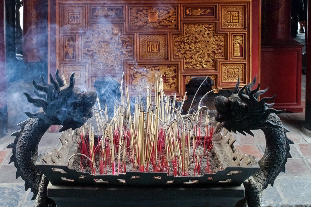 Thắp hương trong đền