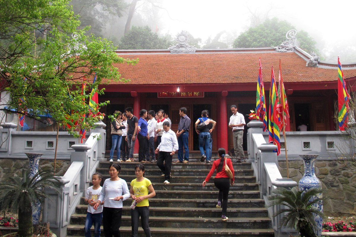 Tranh thờ và đồ thờ trong điện Mẫu