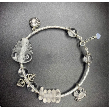 Vòng tay thạch anh trắng và charm bạc